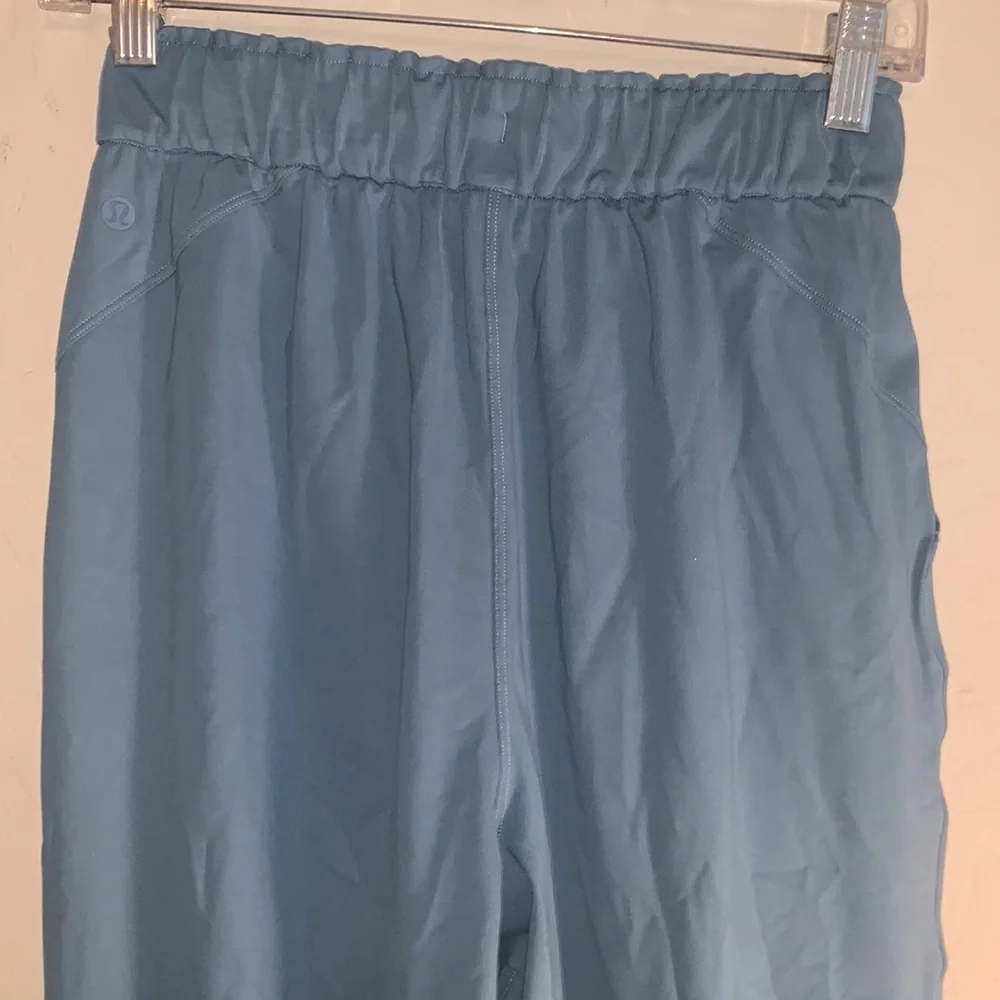 LULULEMON BRAND NEW SIZE 4 GORGEOUS JOGGERS